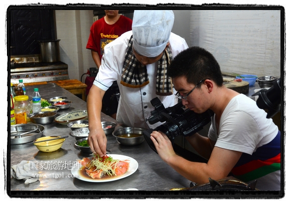 此次攝制組通過拍攝婺源代表名菜糊豆腐、粉蒸肉、荷包紅魚、賽鵝頸及地方小吃清明果、灰汁果、糯米子糕等來詮釋婺源美食經(jīng)典，展示婺源食文化，打造獨(dú)屬婺源的美食符號(hào)。