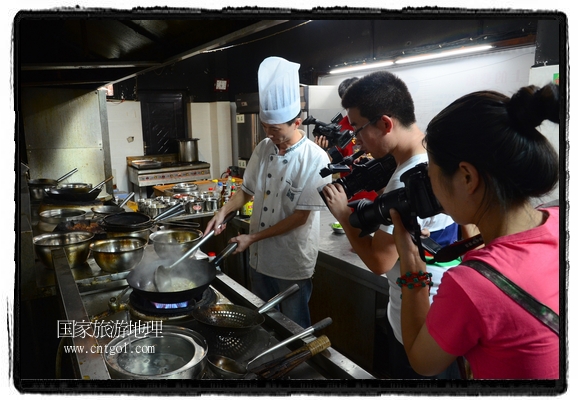 此次攝制組通過拍攝婺源代表名菜糊豆腐、粉蒸肉、荷包紅魚、賽鵝頸及地方小吃清明果、灰汁果、糯米子糕等來詮釋婺源美食經(jīng)典，展示婺源食文化，打造獨(dú)屬婺源的美食符號(hào)。