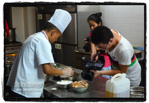 此次攝制組通過拍攝婺源代表名菜糊豆腐、粉蒸肉、荷包紅魚、賽鵝頸及地方小吃清明果、灰汁果、糯米子糕等來詮釋婺源美食經(jīng)典，展示婺源食文化，打造獨(dú)屬婺源的美食符號(hào)。