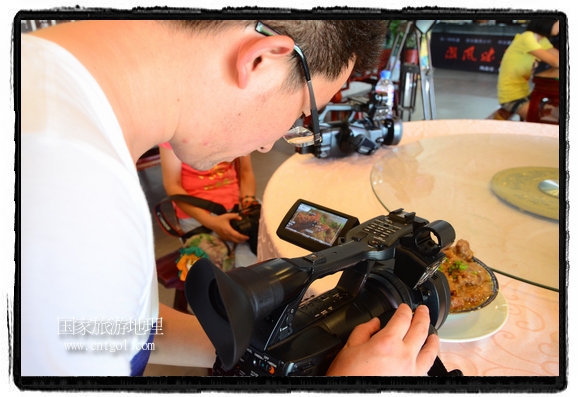 此次攝制組通過拍攝婺源代表名菜糊豆腐、粉蒸肉、荷包紅魚、賽鵝頸及地方小吃清明果、灰汁果、糯米子糕等來詮釋婺源美食經(jīng)典，展示婺源食文化，打造獨(dú)屬婺源的美食符號(hào)。