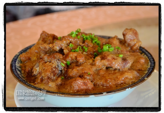 此次攝制組通過拍攝婺源代表名菜糊豆腐、粉蒸肉、荷包紅魚、賽鵝頸及地方小吃清明果、灰汁果、糯米子糕等來詮釋婺源美食經(jīng)典，展示婺源食文化，打造獨(dú)屬婺源的美食符號(hào)。