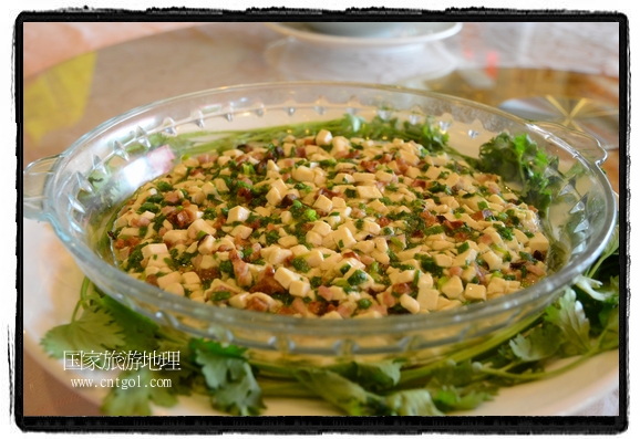 此次攝制組通過拍攝婺源代表名菜糊豆腐、粉蒸肉、荷包紅魚、賽鵝頸及地方小吃清明果、灰汁果、糯米子糕等來詮釋婺源美食經(jīng)典，展示婺源食文化，打造獨(dú)屬婺源的美食符號(hào)。