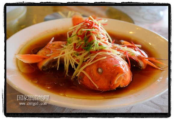 此次攝制組通過拍攝婺源代表名菜糊豆腐、粉蒸肉、荷包紅魚、賽鵝頸及地方小吃清明果、灰汁果、糯米子糕等來詮釋婺源美食經(jīng)典，展示婺源食文化，打造獨(dú)屬婺源的美食符號(hào)。