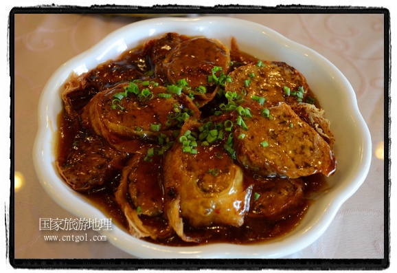 此次攝制組通過拍攝婺源代表名菜糊豆腐、粉蒸肉、荷包紅魚、賽鵝頸及地方小吃清明果、灰汁果、糯米子糕等來詮釋婺源美食經(jīng)典，展示婺源食文化，打造獨(dú)屬婺源的美食符號(hào)。