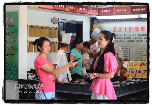 此次攝制組通過拍攝婺源代表名菜糊豆腐、粉蒸肉、荷包紅魚、賽鵝頸及地方小吃清明果、灰汁果、糯米子糕等來詮釋婺源美食經(jīng)典，展示婺源食文化，打造獨(dú)屬婺源的美食符號(hào)。