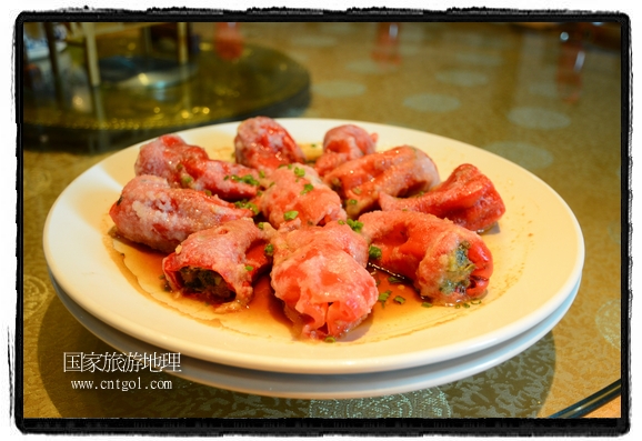 此次攝制組通過拍攝婺源代表名菜糊豆腐、粉蒸肉、荷包紅魚、賽鵝頸及地方小吃清明果、灰汁果、糯米子糕等來詮釋婺源美食經(jīng)典，展示婺源食文化，打造獨(dú)屬婺源的美食符號(hào)。