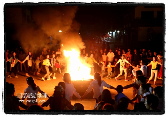 甘肅平?jīng)鍪嗅轻脊沛?zhèn)舉辦了篝火晚會(huì)，1000余名市民參與其中，大家載歌載舞，在歡快熱鬧的氣氛中為每一位父親送祝福。父親節(jié)（Father's Day），顧名思義是感恩父親的節(jié)日。約始于二十世紀(jì)初，起源于美國(guó)，現(xiàn)已廣泛流傳于世界各地，節(jié)日日期因地域而存在差異。