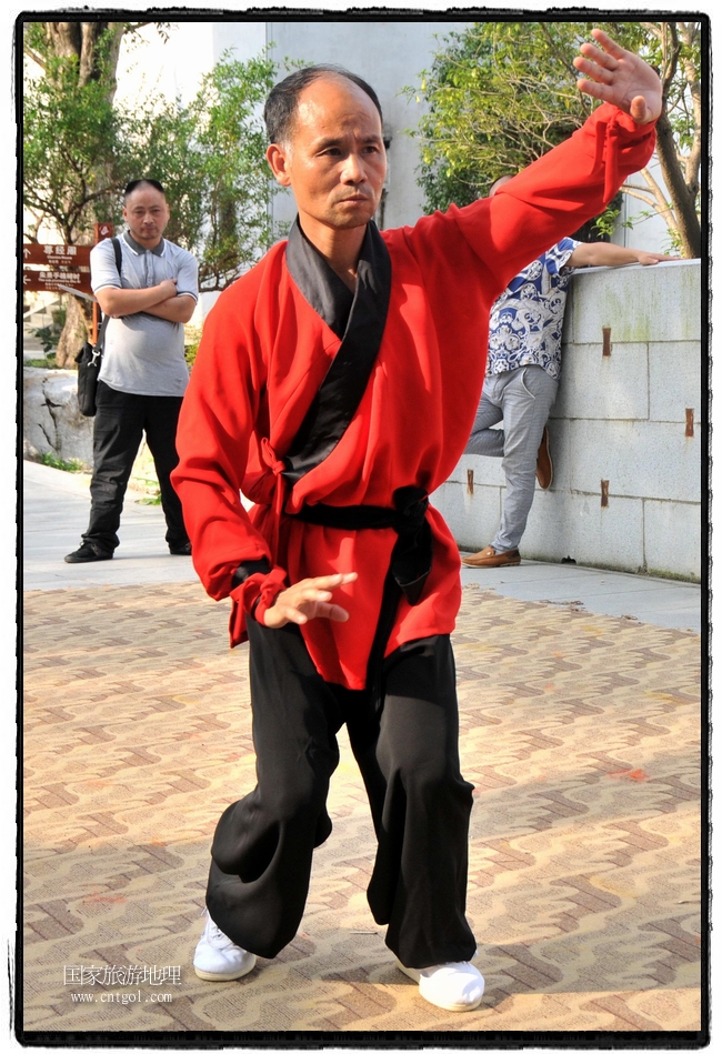 6月20日，小朋友們和中國武術(shù)愛好者們在江西省婺源縣熹園景區(qū)表演中國傳統(tǒng)的中國武術(shù)功夫，吸引許多游人前來駐足觀看。當(dāng)日是中國傳統(tǒng)的端午節(jié)，江西省婺源縣的中國武術(shù)愛好者們通過表演中國武術(shù)功夫，打太極，表演了少林棍、硬氣功、自選拳等少林寺功夫，讓孩子們從小學(xué)習(xí)中國武術(shù)，傳承中國武德，感受先人過端午的氛圍。